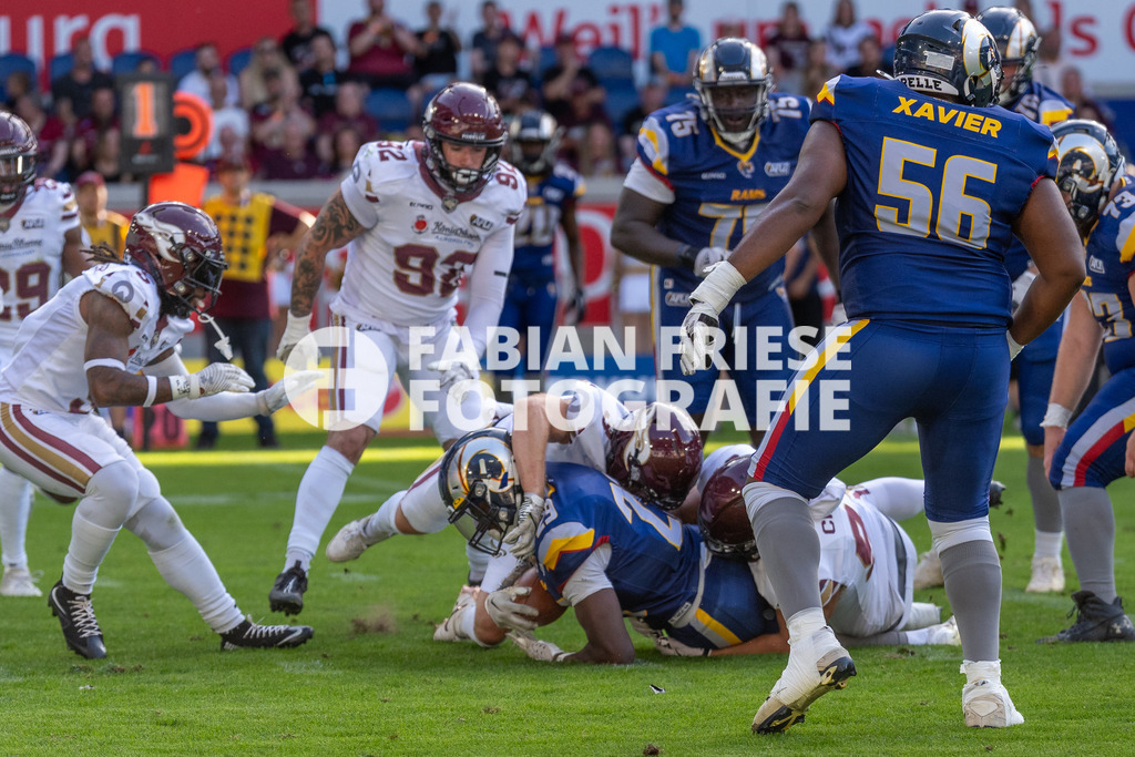 GER Rhein Fire vs. Alpine Rams, American Football, AFLE, Saison 2026, 01.08.2026 | Patrick Burke (Rhein Fire, #29) wird zu Boden gerungen,GER Rhein Fire vs. Alpine Rams, American Football, AFLE, Saison 2026, 01.08.2026Foto: Eibner-Pressefoto/Fabian Friese - Realisiert mit Pictrs.com