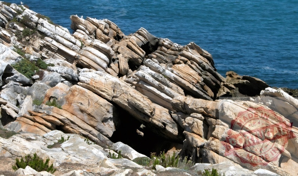 Layered rock formations creating a rugged coastline. Centro Portugal | Geological rock formations are showing tectonic folding along the Atlantic ocean - Realisiert mit Pictrs.com