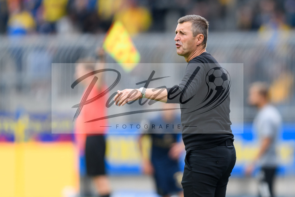 EBSTSV20210828_036 | Fussball, Herren: Trainer Michael Koellner (TSV 1860 Muenchen) gestikuliert beim Spiel der 3. Liga zwischen Eintracht Braunschweig und TSV 1860 Muenchen im Eintracht-Stadion am 28.08.2021 in Braunschweig, Deutschland.DFB / DFL REGULATIONS PROHIBIT ANY USE OF PHOTOGRAPHS AS IMAGE SEQUENCES AND/OR QUASI-VIDEO. - Realisiert mit Pictrs.com