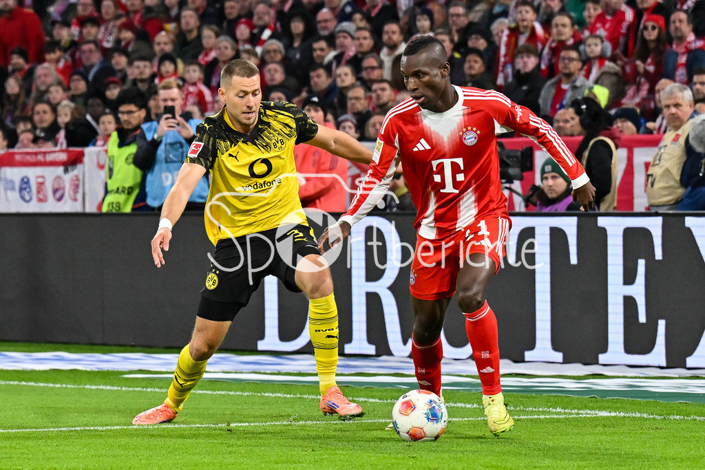 FC Bayern München - Borussia Dortmund | MUNICH, GERMANY - Waldemar ANTON (Borussia Dortmund 3) against Nicolas JACKSON (FC Bayern Munich 11) during the bundesliga match between FC Bayern Munich vs. Borussia Dortmund on matchday 7 at Allianz Arena on October 18, 2025 in Munich, Germany / DFL REGULATIONS PROHIBIT ANY USE OF PHOTOGRAPHS AS IMAGE SEQUENCES AND/OR QUASI-VIDEO
