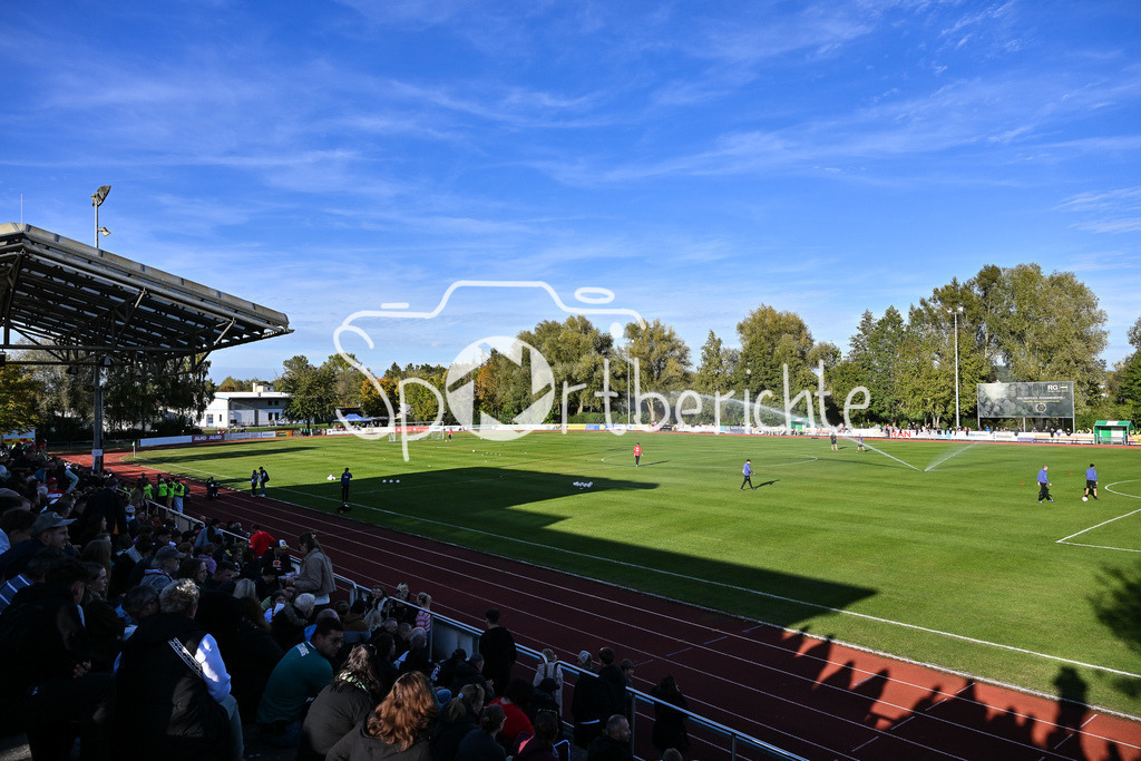 FC Augsburg - SSV Ulm 1846 Fussball | Der FC Augsburg testet heute beim TSV Burgau gegen den SSV Ulm / Testspiel: FC Augsburg - SSV Ulm 1846 Fussball; TSV Burgau Sportzentrum am 08.10.2025 / Sportzentrum Ulm / Symbolbild
