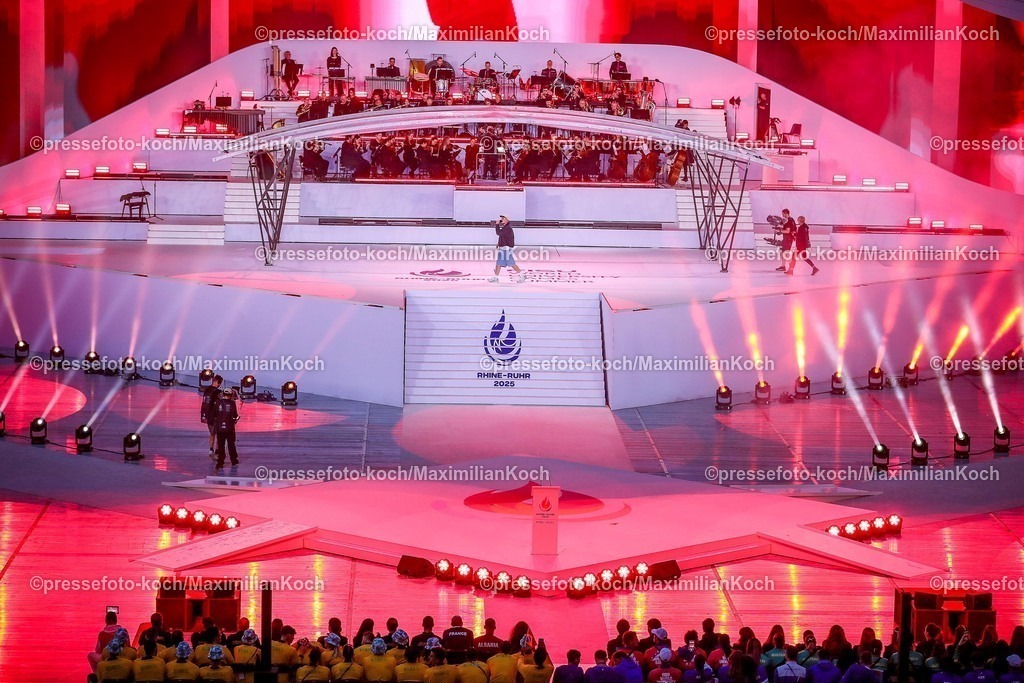 FISU16072501057 | 16.07.2025, Duisburg, FISU World University Games Summer, Rhine-Ruhr 2025, Opening Ceremony, Schauinsland-Reisen-Arena: Die Band um Sänger Montez performt bei der Eröffnungsfeier. Sänger Musik Konzert Musiker Musikkonzert Musikeinlage 