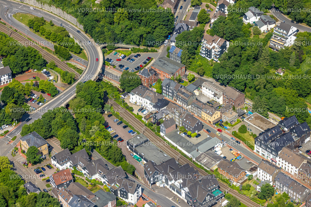 Velbert250600783Langenberg | Luftbild, Brücke Dr. Hans-Karl-Glinz-Straße über Eisenbahngleise, Wohngebiet Langenberg, Velbert, Ruhrgebiet, Nordrhein-Westfalen, Deutschland