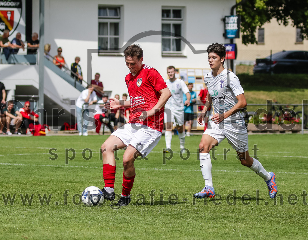 2023-07-30_050_FC_Lengdorf_gegen_SpVgg_Altenerding | Lengdorf, Deutschland, 30.07.2023:
Fußball, Kreisliga 2023 / 2024, 1. Spieltag, FC Lengdorf gegen SpVgg Altenerding, Endergebnis: 1:1

Martin Rott (FC Lengdorf, #6), Samuel Kronthaler (SpVgg Altenerding, #8)

Foto: Christian Riedel / fotografie-riedel.net