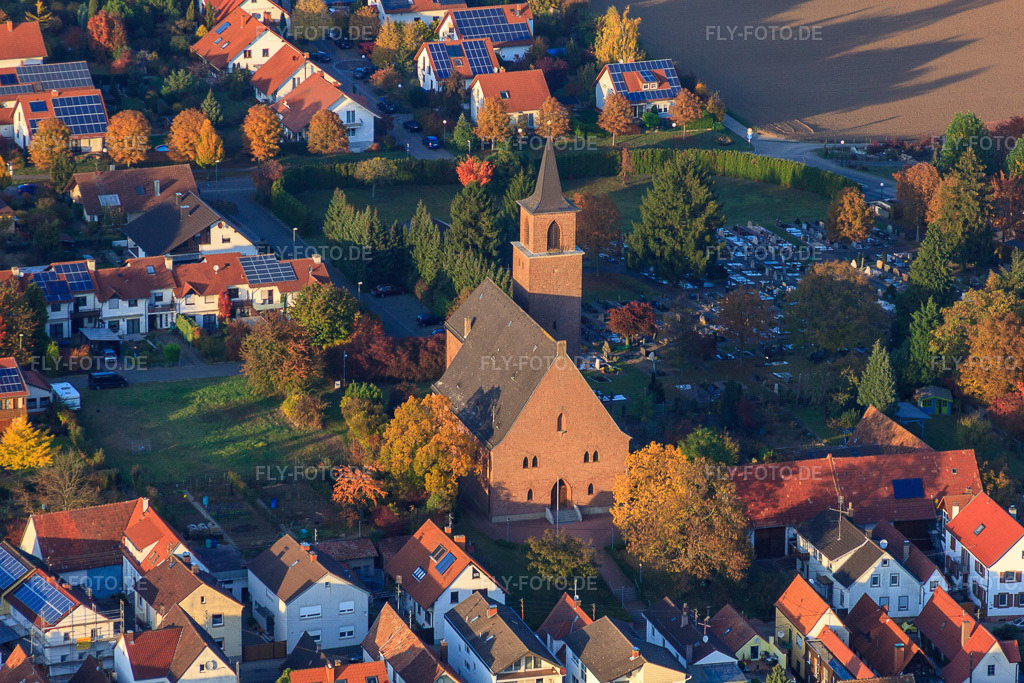 Luftbild: Kirche am Friedhof in der Spanierstr in Essingen im Bundesland Rheinland-Pfalz in Deutschland. Foto: IMG_46241.jpg vom 31.10.2011 durch Werner Riehm/FLY-FOTO.de
