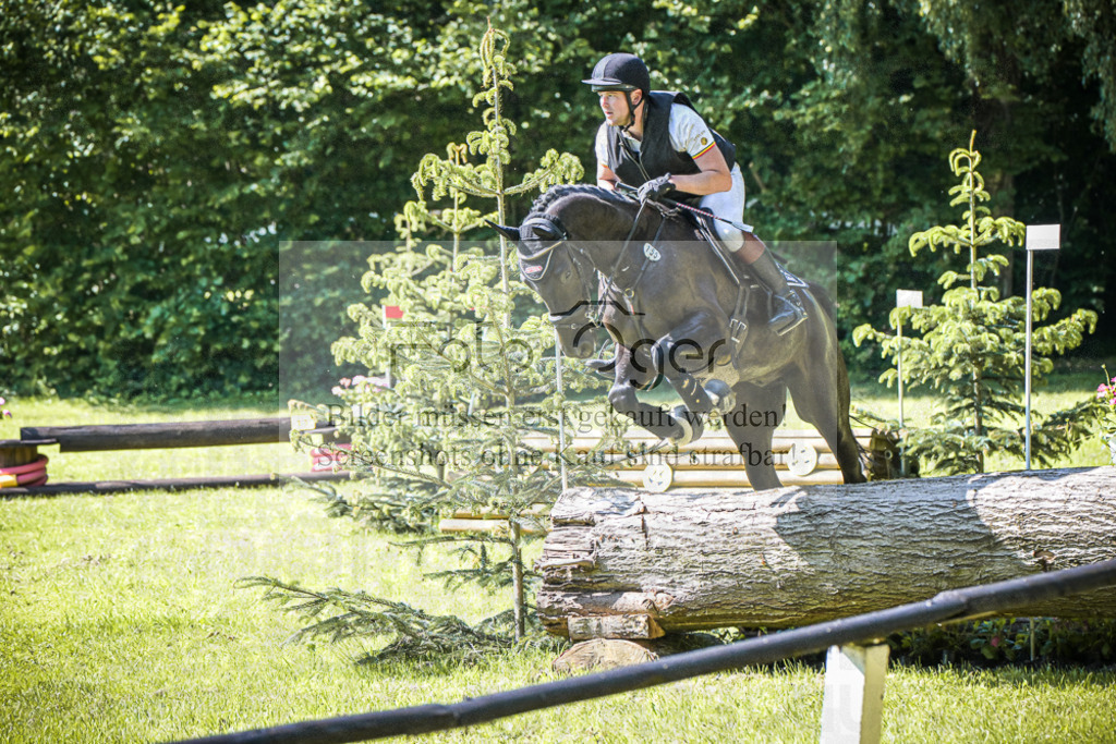DOS_7061 | Entdecke hochwertige Reitturnierfotos von Foto Oger. Professionell, emotional und authentisch – jetzt Lieblingsmomente im Shop bestellen.Deutschlandweite Turnierfotografie. - Realisiert mit Pictrs.com