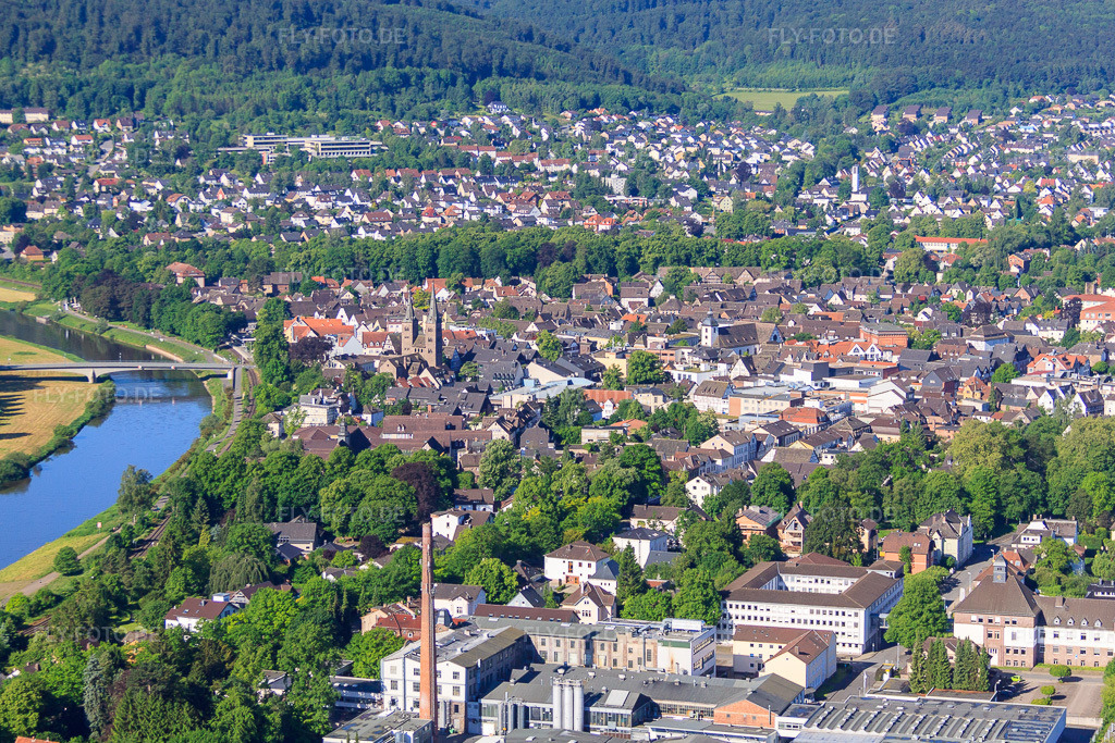 Luftbild: Weserufer und Zentrum mit Kilianikirche in Höxter im Bundesland Nordrhein-Westfalen in Deutschland. Foto: IMG_65738.jpg vom 25.05.2014 durch Werner Riehm/FLY-FOTO.deEVANGELISCH-IN-HOEXTER.DE