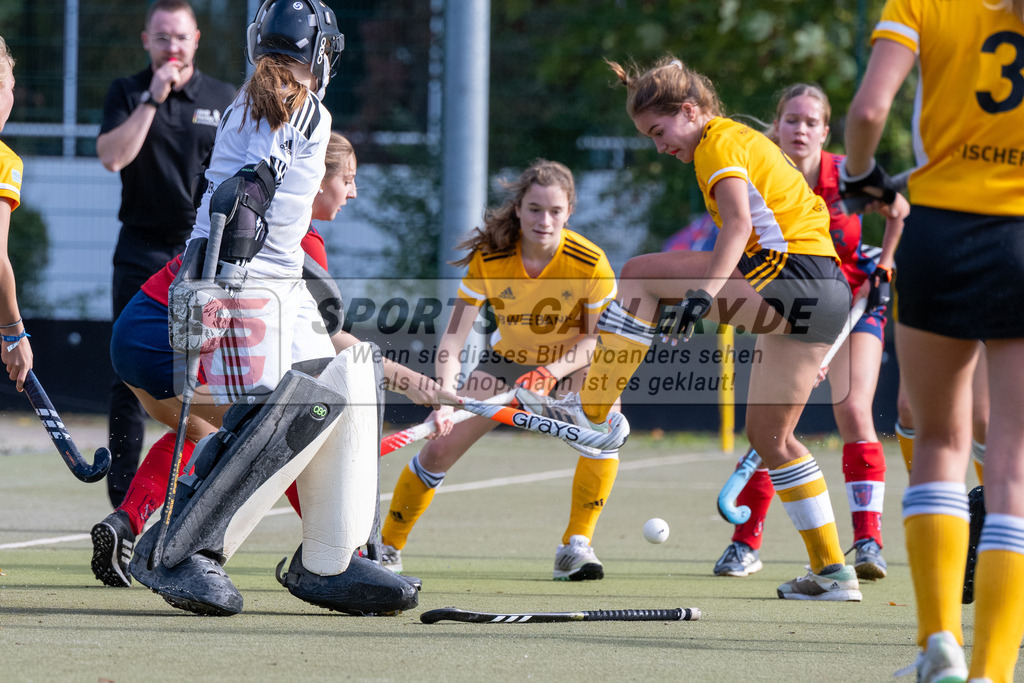 SFE_20231021_0134 | Deutsche Meisterschaft Weibliche U16 Halbfinale Düsseldorfer HC - Harvestehuder THC am 21.10.2023 in Köln (Düsseldorfer Hockeyclub 1905 e.V.), Photo: Stephan Fehrmann 2023 (Sports-Gallery)