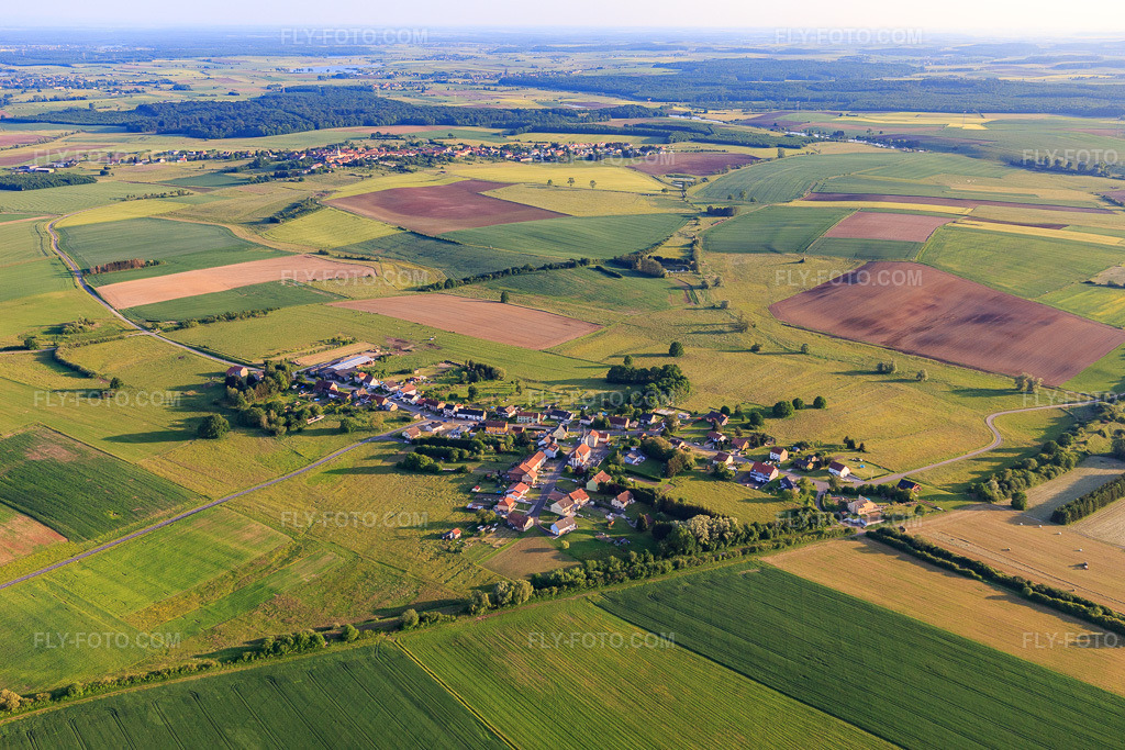 Aerial view: View of the town from the northeast in Hassenburg in the state Moselle, France. – Photo: IMG_107386.jpg taken on 05/19/2018 by Werner Riehm/FLY-FOTO.com – Resolution of the original: 5472 x 3648 px