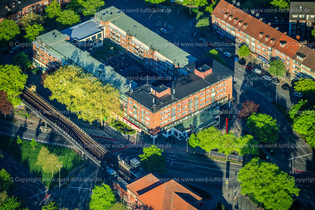 Hamburg_Mundsburg_Ernst_Deutsch_Theater_ELS_1162270425 | HAMBURG 27.04.2025 Gebäude des Konzerthauses und Theater- Schauspielhauses " Ernst Deusch Theater " am Friedrich-Schütter-Platz in Hamburg, Deutschland. // Building of the concert hall and theater playhouse on place Friedrich-Schuetter-Platz in Hamburg, Germany. Foto: Martin Elsen
