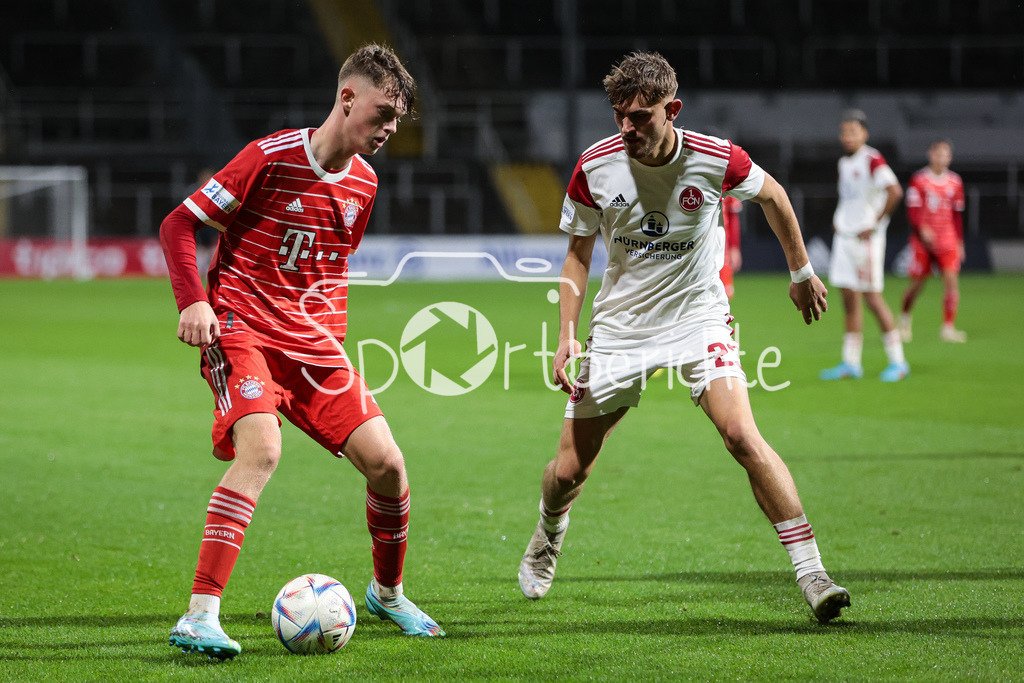 FC Bayern Amateure - 1. FC Nuernberg II | Paul Wanner (FCB #31) in Duell mit Leonardo Vonic (FCN #23)