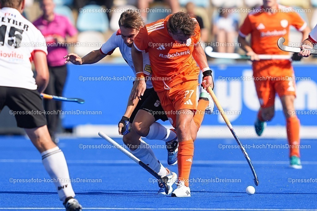 xydrx12082503004 | 12.08.2025, xydrx, Herren EuroHockey Championship 2025, Gruppenphase, Gruppe A, Niederlande - Österreich, Sparkassenpark Mönchengladbach:  Peter Kaltenboeck (AUT #5) im Zweikampf gegen Floris Middendorp (NED #77)