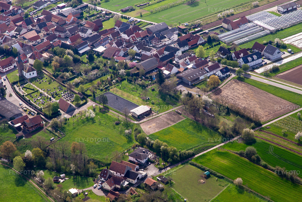 Luftbild: Reitanlage am Friedhof in Winden im Bundesland Rheinland-Pfalz in Deutschland. Foto: IMG_136155.jpg vom 22.04.2023 durch Werner Riehm/FLY-FOTO.de