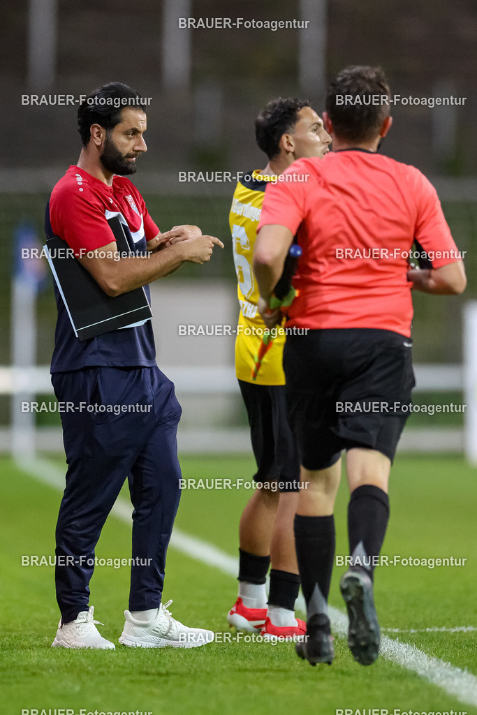 SB_KFCBAU_20250815_5567.JPG -  - KFC Uerdingen - SF Baumberg - Oberliga Niederrhein | Krefeld, Deutschland, 15.08.25: Co-Trainer Botan Melik (KFC Uerdingen) gestikuliert, Gestik während des Oberliga Niederrhein Spiels zwischen KFC Uerdingen - SF Baumberg in der Grotenburg Stadion am 15. August 2025 in Krefeld, Deutschland. (Foto von Stefan Brauer/Brauer-Fotoagentur)