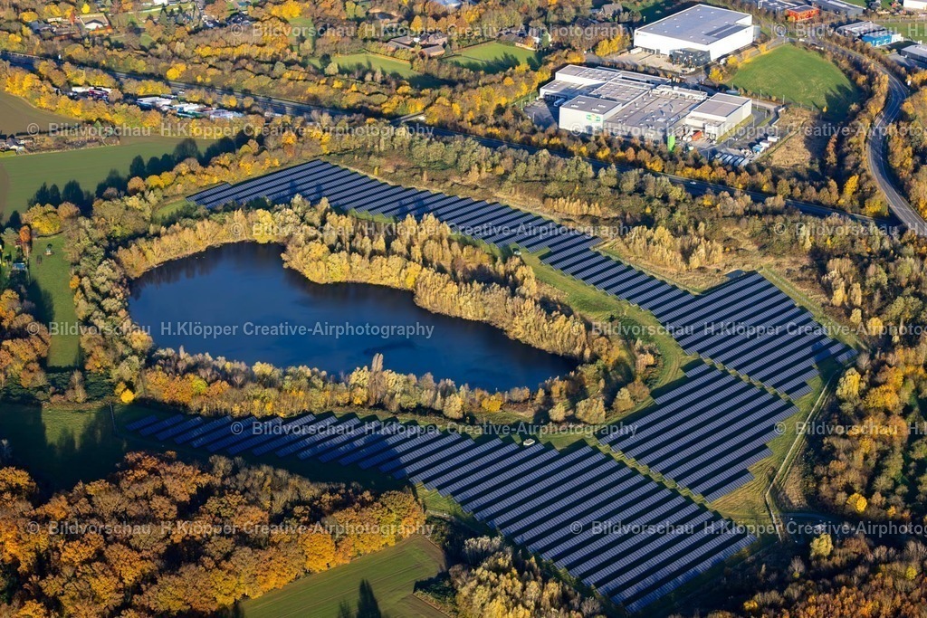 Luftbild Neukirchen-Vluyn-5723 | Luftbildfotografie Herbstliche verfärbte Vegetationsansicht Solarkraftwerk und Photovoltaik- Anlagen " Enni Solarpark " an der Andreas-Bräm-Straße in Neukirchen-Vluyn - Realisiert mit Pictrs.com