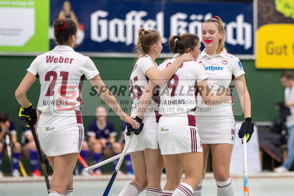 SFE_20221126_0072 | 1. Bundesliga Hockey Damen Rot-Weiss Köln - Bonner THV am 26.11.2022 in Köln (KTHC Stadion Rot-Weiss Köln Tennis and Hockey Club), Photo: Stephan Fehrmann 2022 (Sports-Gallery),Pia Maertens ( Rot-Weiss Köln #35 ) ,Rebecca Grote ( Rot-Weiss Köln #9 ) ,Maja Weber ( Rot-Weiss Köln #21 )