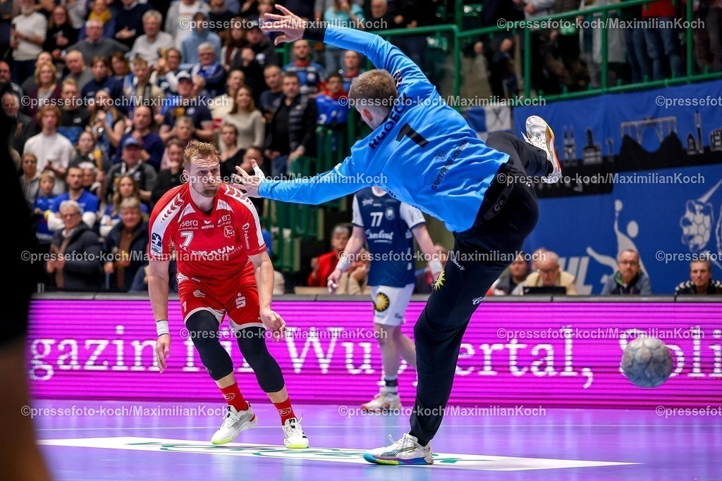 BHC18122501066 | 18.12.2025, Handball, Viertelfinale DHB-Pokal, Bergischer HC - MT Melsungen, Unihalle Wuppertal: David Mandic (Melsungen #07) beim Wurf auf das Tor von Torhüter Christopher Rudeck (BHC #01) 