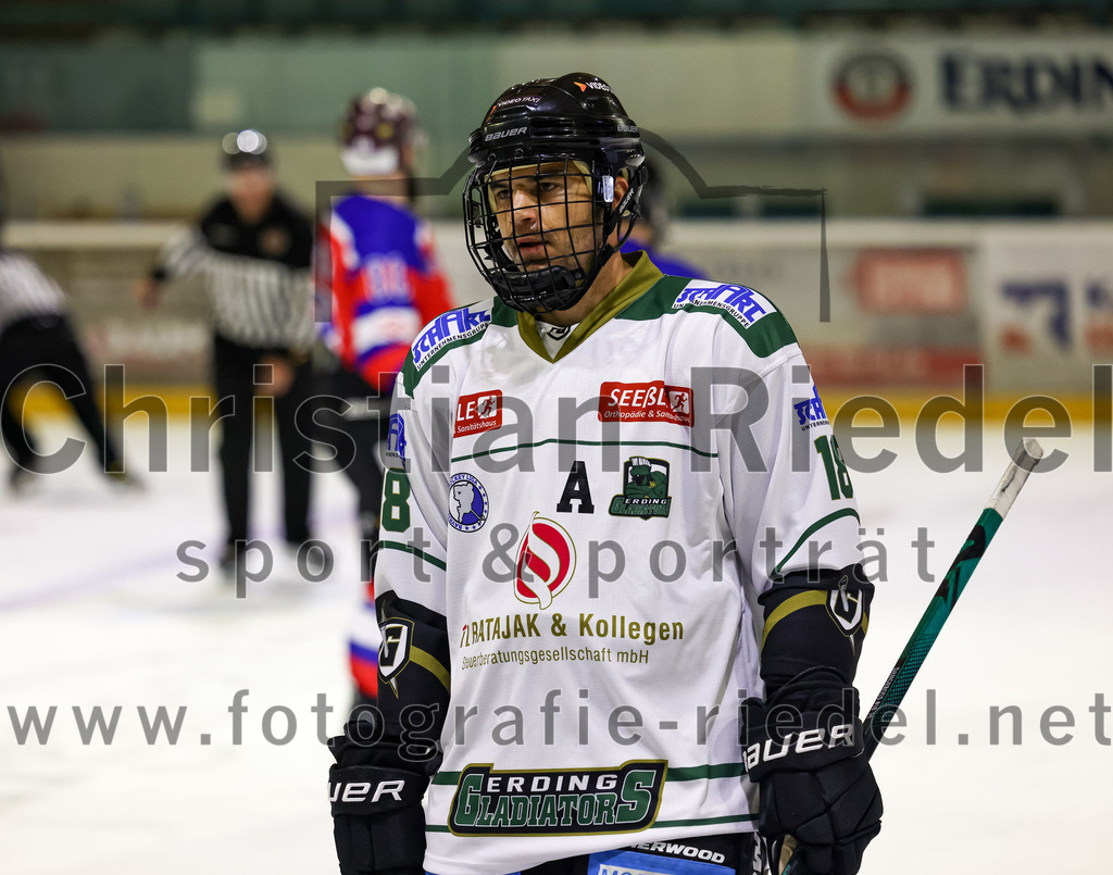 2022-09-09_102_TSV_Erding_gegen_Deggendorfer_SC | Erding, Deutschland, 09.09.2022:
Eishockey, Bayernliga 2022 / 2023, Testspiel, TSV Erding gegen Deggendorfer SC, Endergebnis: 2:5

Daniel Krzizok (Erding Gladiators, #18)

Foto: Christian Riedel / fotografie-riedel.net