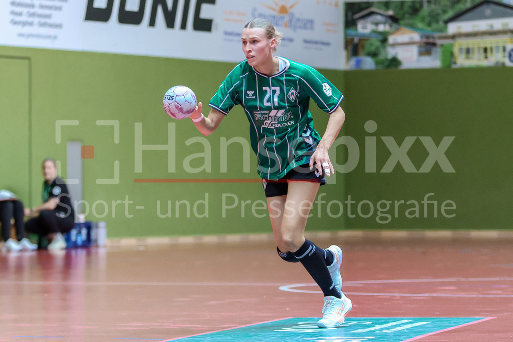 Handball, 2. Bundesliga Frauen, SV Werder Bremen - HSV Solingen-Gräfrath 76 | Emma Ruwe (SV Werder Bremen, 27) Freisteller am Ball, Einzelfoto, Spielszene, Aktion, Action
