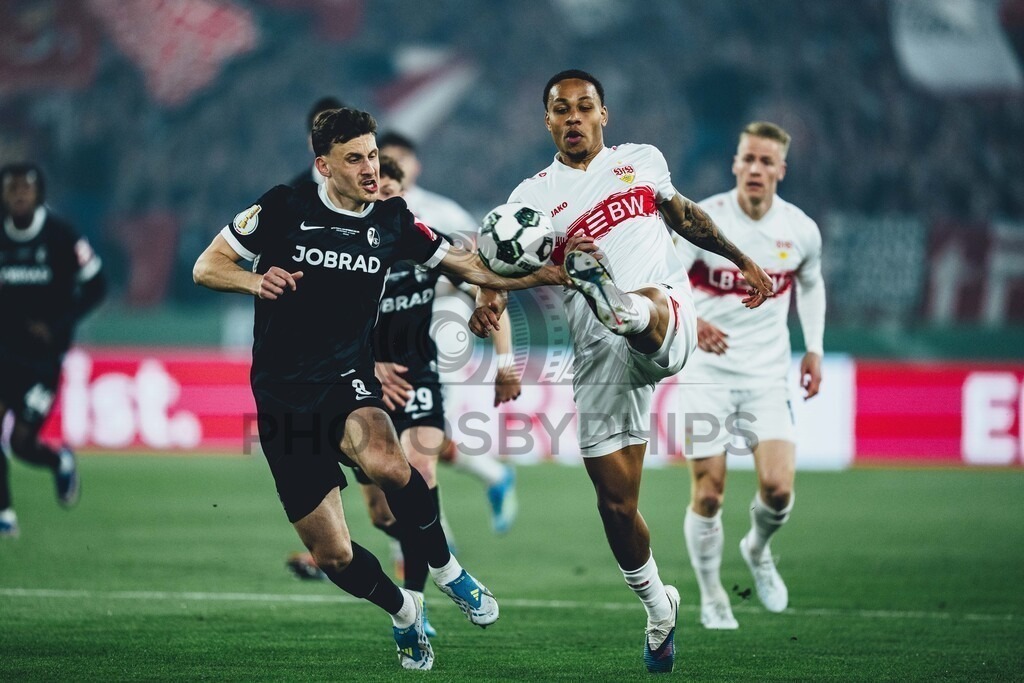 VfB Stuttgart vs. SC Freiburg, Fussball, DFB-Pokal, Halbfinale, 23.04.2026 | Nikolas Nartey (VfB Stuttgart, #28) am Ball gegen Maximilian Eggestein (SC Freiburg, #08),VfB Stuttgart vs. SC Freiburg, Fussball, DFB-Pokal, Halbfinale, 23.04.2026DFB regulations prohibit any use of photographs as image sequences and/or quasi-video