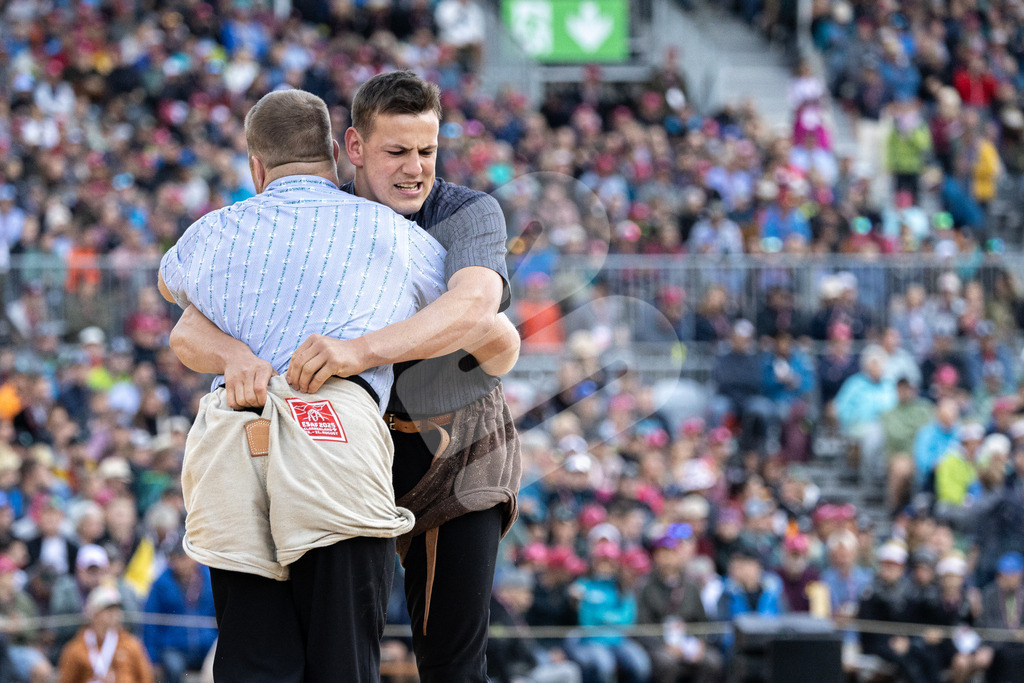 ESAF2025_05Gang_5833 | Die Schwinger des Schwyzer Kantonalen Schwingerverbandes: Fotos, die Dynamik und Leidenschaft festhalten, sowie emotionale Momente aus dem traditionellen Schwingsport zeigen. - Realisiert mit Pictrs.com