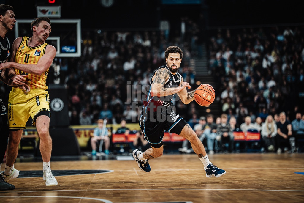 Basketball | Männer | Saison 2025/2026 | easyCredit Basketball Bundesliga | Veolia Towers Hamburg vs. ALBA BERLIN | 14.12.2025 | Devon Daniels (#21, Veolia Towers Hamburg) am Ball