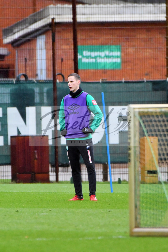 20200129_TRASVW_0041 | Fußball, Herren: Niklas Moisander (SV Werder Bremen) schaut beim Training des SV Werder Bremen am 29.01.2020 im wohninvest Weserstadion in Bremen, Deutschland.(Foto von Nico Paetzel) - Realisiert mit Pictrs.com