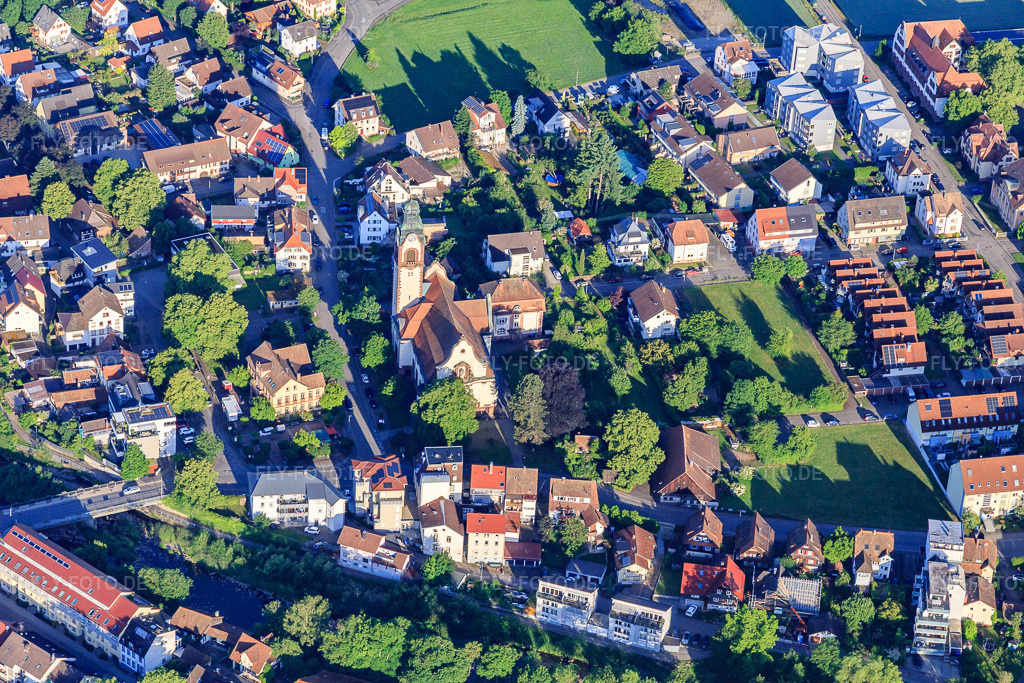 Luftbild: Kirche St. Josef am Rathaus im Ortsteil Kollnau in Waldkirch im Bundesland Baden-Württemberg in Deutschland. – Foto: IMG_147615.jpg vom 30.05.2025 durch Werner Riehm/FLY-FOTO.de – Auflösung des Originals: 5472 x 3648 px – WWW.KSEW.DE – WWW.STADT-WALDKIRCH.DE