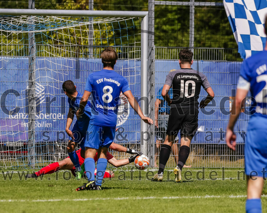 2023-08-12_119_FC_Langengeisling_gegen_ESV_Freilassing | Erding, Deutschland, 12.08.2023:
Fußball, Bezirksliga Oberbayern Ost 2023 / 2024, 4. Spieltag, FC Langengeisling gegen ESV Freilassing, Endergebnis: 2:1

Marco Schmitzberger (ESV Freilassing, #8), Torwart Christian Bernhardt (FC Langengeisling, #1), Maximilian Maier (FC Langengeisling, #10)

Foto: Christian Riedel / fotografie-riedel.net