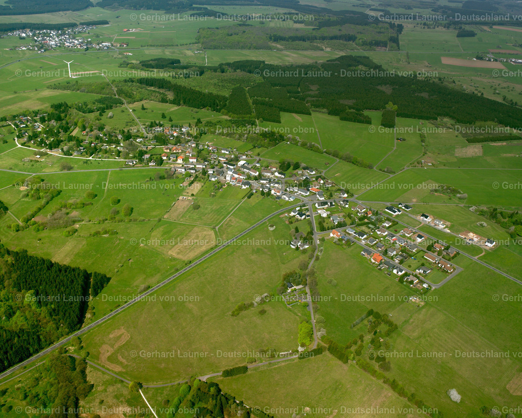 2610071 | HEISTERBERG 09.06.2006 Landwirtschaftliche Nutzflächen und Feldgrenzen  umsäumen das Siedlungsgebiet des Dorfes in Heisterberg im Bundesland Hessen, Deutschland // Agricultural land and field boundaries surround the settlement area of the village  in Heisterberg in the state Hesse, Germany Foto: Gerhard Launer