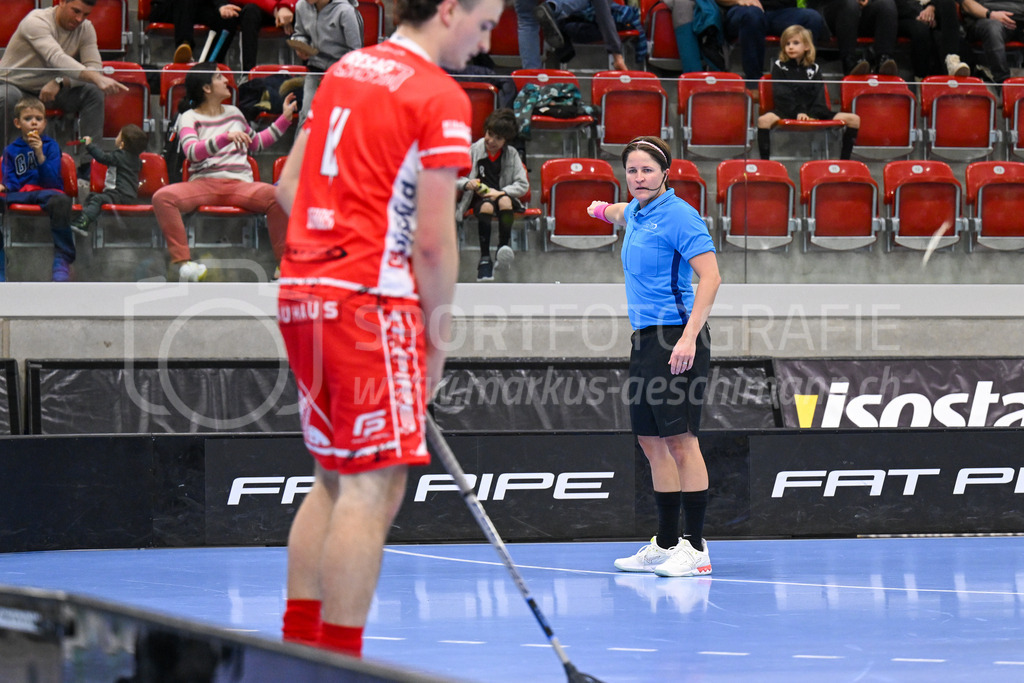HC Rychenberg vs Floorball Köniz - 18. Dezember 2022 | HC Rychenberg vs Floorball Köniz
AXA Arena, Winterthur
Schiedsrichterin Corina Wehinger.
Bild: Sportfotografie Markus Aeschimann | www.markus-aeschimann.ch - Realisiert mit Pictrs.com