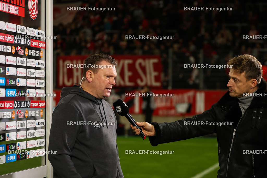 Rot-Weiss Essen - 1.Fc Schweinfurt | Essen, Deutschland, 02.11.2025 Uwe Koschinat (Rot-Weiss Essen) gibt ein Interviewwährend des 3.Liga Spiels zwischen  Rot-Weiss Essen und 1.Fc Schweinfurt am 02.11.2025 im Stadion an der Hafenstraße in Essen. (Foto von Timo Bluhmki-Schmidt/Brauer Fotoagentur