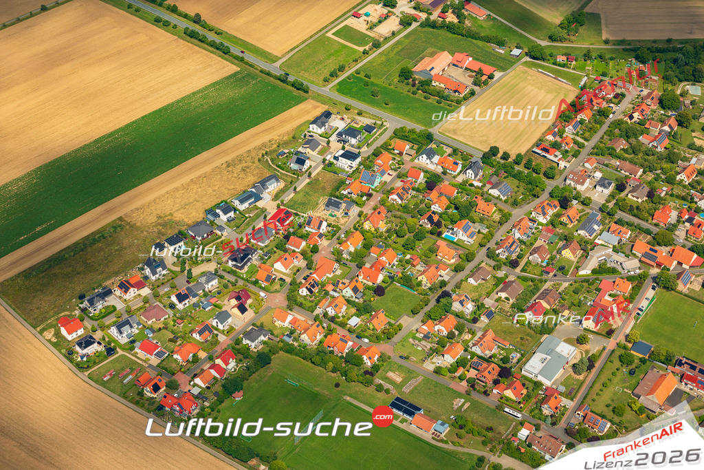 Luftaufnahme der Stadt Willanzheim - Die Luftaufnahme wurde 2025 vom UL-Flugzeug heraus erstellt ( keine Drohne ) - Hochauflösende Luftaufnahme - für professionelle Ausdrucke geeignet. Die Geschenkidee !Mit Lizenz und Bildrechte bestellbar