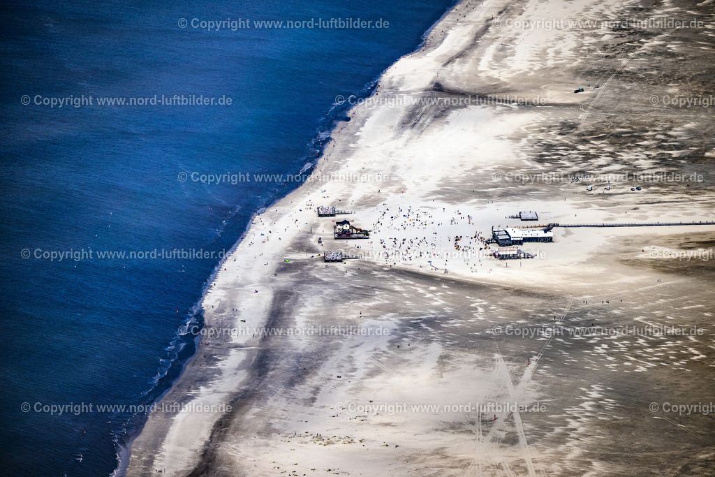 St.Peter-Ording_Strand_Arche_Noah_SPO_ELS_3901130625 | SANKT PETER-ORDING 13.06.2025 Küsten- Landschaft am Sandstrand der Badestelle Ording Nord im Ortsteil St. Peter-Ording in Sankt Peter-Ording im Bundesland Schleswig-Holstein, Deutschland. Am Strand vor St. Peter- Ording ist in den Monaten März bis Ende Oktober das Strand- Parken gegen Gebühr erlaubt. Strandparkplatz am Weststrand. // Coastal landscape on the sandy beach of the bathing area Ording Nord in the district St Peter-Ording in Sankt Peter-Ording in the state Schleswig-Holstein, Germany. Foto: Martin Elsen
