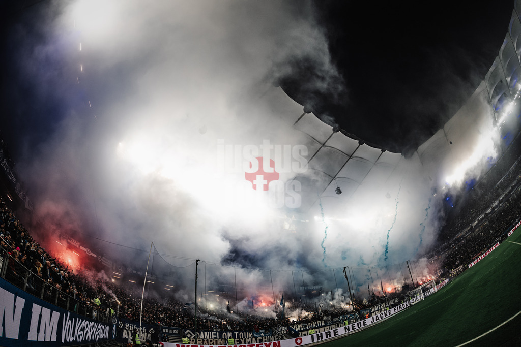 Fußball | Männer | Saison 2025/2026 | 1. Fußball-Bundesliga | 13. Spieltag | Hamburger SV vs. SV Werder Bremen | 07.12.2025 | Pyrotechnik und Feuerwerk bei den Fans des HSV auf der Nordtribüne