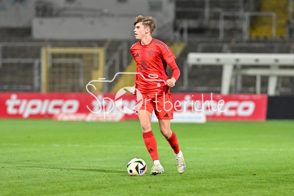 FC Bayern Amateure - TSV Schwaben Augsburg | am Ball Guido DELLA ROVERE (FC Bayern München II #11) / Freisteller / Einzelfoto / Regionalliga Bayern: FC Bayern Muenchen II - TSV Schwaben Augsburg, Gruenwalder Stadion am am 25.10.2024