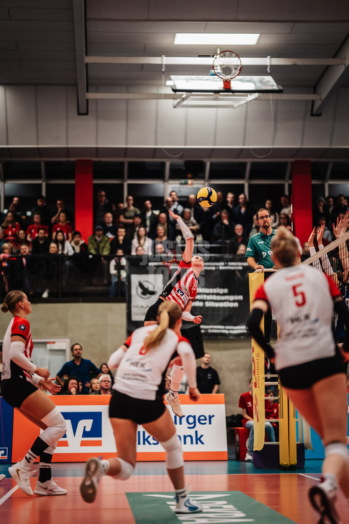 Volleyball | Frauen | Saison 2025/2026 | Volleyball Bundesliga | ETV Hamburger Volksbank Volleys vs. Binder Blaubären TSV Flacht | 06.12.2025 | Hannah Ammerman (#12, ETV Hamburger Volksbank Volleys) beim Angriff