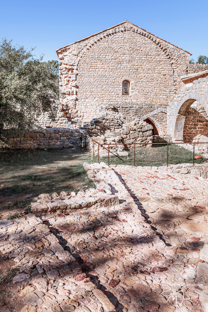 Abbeye du Thoronet | Herzlich willkommen auf meiner Seite! Ich bin Elke Wallnisch, Deine Fotografin für lichtstarke Momente. Der Name steht für alles, was mich mit der Fotografie verbindet: Das Licht und seine machtvolle Wirkung auf eine Situation oder unsere Stimmung - Realisiert mit Pictrs.com