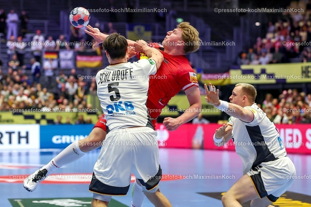 EHF15012602054 | 15.01.2026, Handball, Men's EHF EURO 2026, Deutschland - Östereich, Jyske Bank Boxen in Herning, Dänemark, Preliminary Round:  Lukas Hutecek (Austria #72) im Zweikampf gegen   Miro Schluroff (Germany #05)  Justus Fischer (Germany #54) 