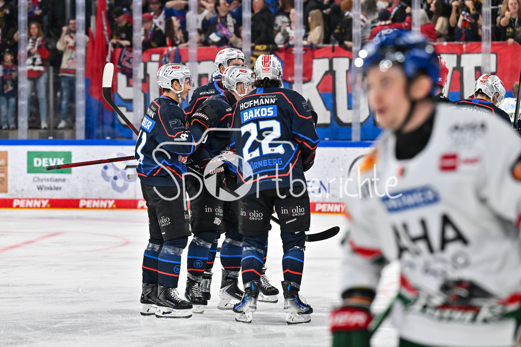 Nürnberg Ice Tigers - Augsburger Panther | Jubel der Hausherren nach dem Treffer zum 2-1 durch Thomas HEIGL (Nürnberg Ice Tigers 49) / Tor / Torschuetze / Freude / Happy / DEL: Nürnberg Ice Tigers - Augsburger Panther; PSD Bank Nürnberg ARENA am 12.09.2025