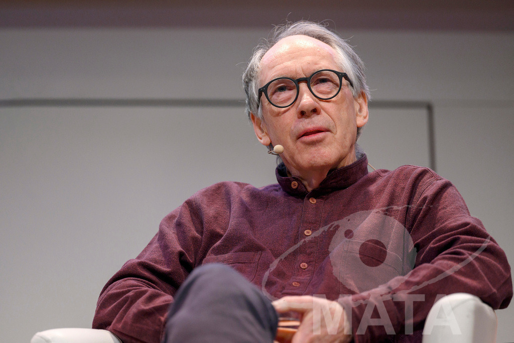 _DWA4836 | Ian McEwan bei der lit.Cologne 2023 Veranstaltung 'Ian McEwan. Ein Jahrhundertschriftsteller gibt Auskunft' in der Flora Köln.. Köln, 07.03.2023 - Realisiert mit Pictrs.com
