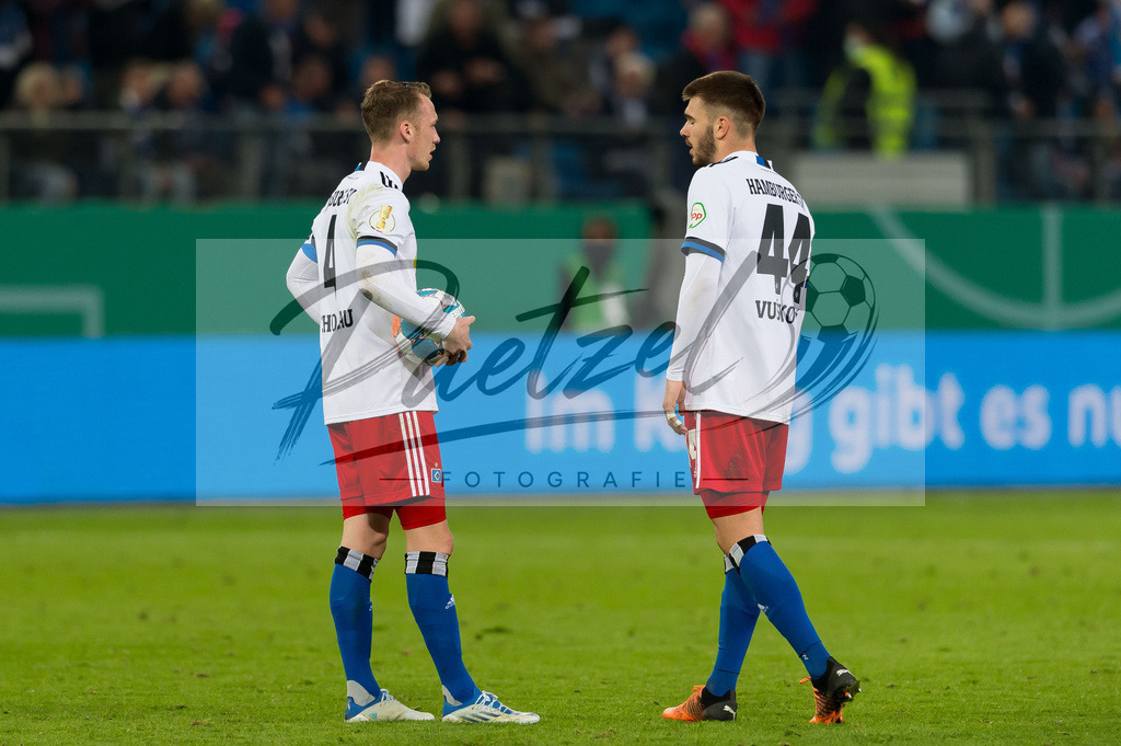 HSVSCF20220419_152 | Fussball, Herren: Sebastian Schonlau (Hamburger SV) und Mario Vuskovic (Hamburger SV) enttaeuscht beim DFB-Pokal-Halbfinalspiel zwischen Hamburger SV und SC Freiburg im Volksparkstadion am 19.04.2022 in Hamburg, Deutschland.DFB / DFL REGULATIONS PROHIBIT ANY USE OF PHOTOGRAPHS AS IMAGE SEQUENCES AND/OR QUASI-VIDEO. - Realisiert mit Pictrs.com