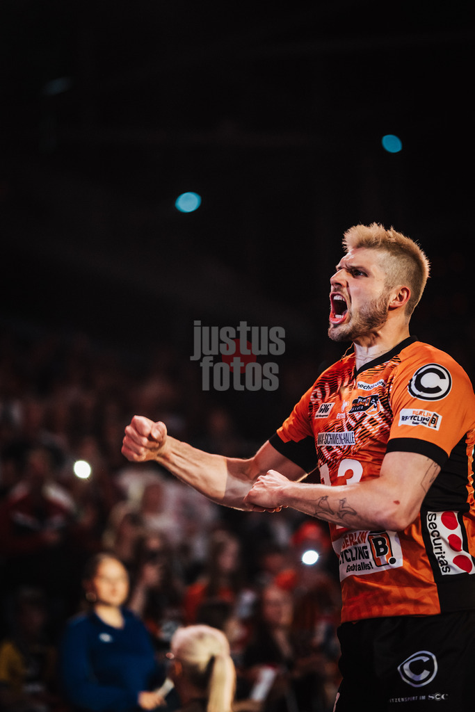 Volleyball | Herren | Saison 2024/2025 | 1. Volleyball Bundesliga Männer | Finale | BERLIN RECYCLING Volleys vs. SVG Lüneburg | 03.05.2025 | Ruben Schott (#13, Berlin Recycling Volleys) läuft in die Halle ein