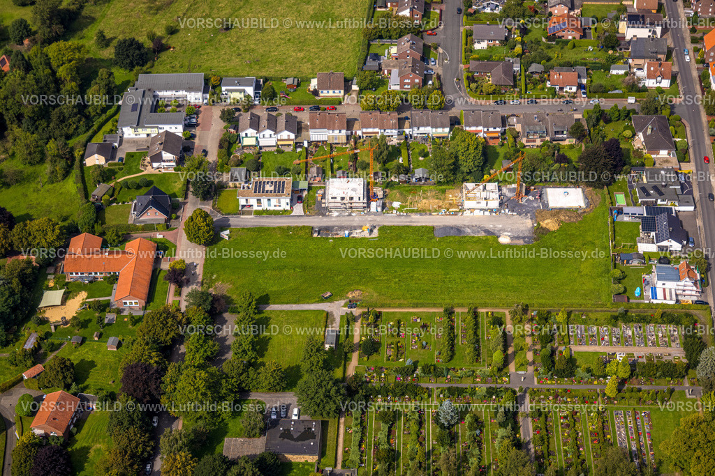 Hamm230900742 | Luftbild, Baustelle mit Neubau und grüner Wiese Hellenkamp, kath. Kindergarten St. Regina, kath. Friedhof St. Regina, Stadtbezirk Rhynern, Hamm, Ruhrgebiet, Nordrhein-Westfalen, Deutschland