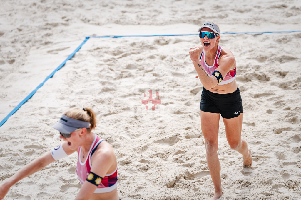 Beachvolleyball | Frauen | German Beach Tour 2024 | Tourstop Düsseldorf | 18.05.2024 | Melanie Paul (rechts) jubelt, Melanie Schieder (links) ebenfalls