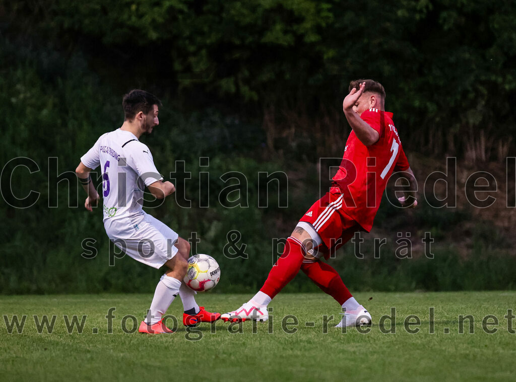 2023-08-01_015_FC_Finsing_gegen_SpVgg_Altenerding | Finsing, Deutschland, 01.08.2023:
Fußball, TOTO Pokal 2023 / 2024, 1. Spieltag, FC Finsing gegen SpVgg Altenerding, Endergebnis: 0:5

Dominik Frisch (SpVgg Altenerding, #6), Christopher Biendl (FC Finsing, #7)

Foto: Christian Riedel / fotografie-riedel.net