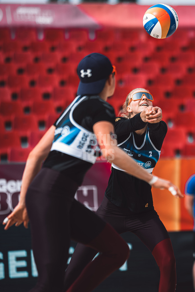 Beachvolleyball | Frauen | German Beach Tour 2024 | Tourstop Bremen | 07.06.2024 | Nele Barber spielt den Ball