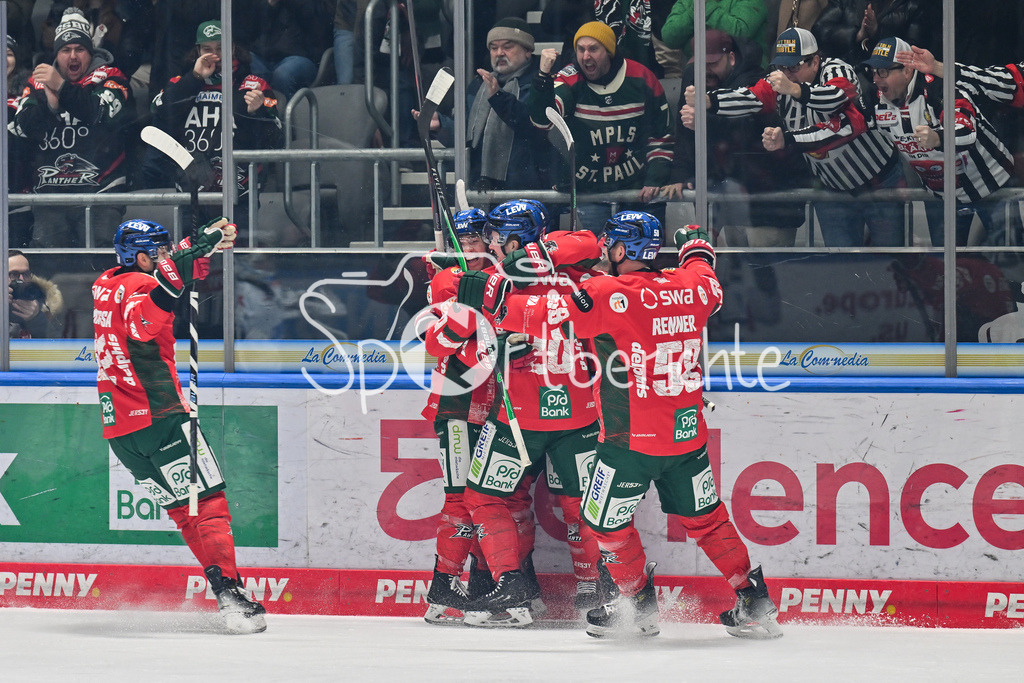 Augsburger Panther - Schwenninger Wild Wings | AUGSBURG, GERMANY - 02. JANUARY: Jubel der Panther nach dem Treffer zum 3-0 durch T. J. TREVELYAN (Augsburger Panther 24) / Tor / Torschuetze / Freude / Happy während dem Match zwischen den Augsburger Panthern und den Schwenninger Wild Wings am 35. Spieltag der Penny DEL im Curt Frenzel Stadion