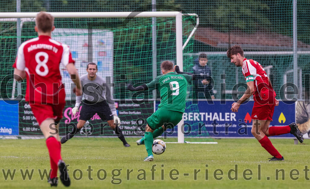 2023-08-06_010_SpVgg_Neuching_gegen_SG_Hoerlkofen-Woerth | Neuching, Deutschland, 06.08.2023:
Fußball, A-Klasse 2023 / 2024, 1. Spieltag, SpVgg Neuching gegen SG Hörlkofen/Wörth, Endergebnis: 0:0

Jakob Englhart (SG Hörlkofen/Wörth, #8), Til Koschewa (SpVgg Neuching, #9), Andreas Groegler (SG Hörlkofen/Wörth, #5)

Foto: Christian Riedel / fotografie-riedel.net
