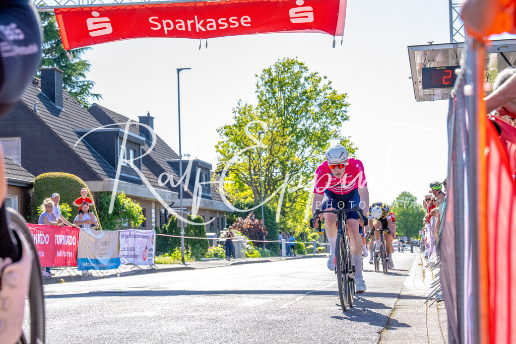Spurt in den Mai 2026 - Großer Preis der Sparkasse Neuss | Annual one-day road cycling race "Großer Preis der Sparkasse Neuss" held in Büttgen, Germany, organized by VfR Büttgen 1912 e.V. The event features multiple races across all age categories from U11 youth to Elite men. - Realisiert mit Pictrs.com